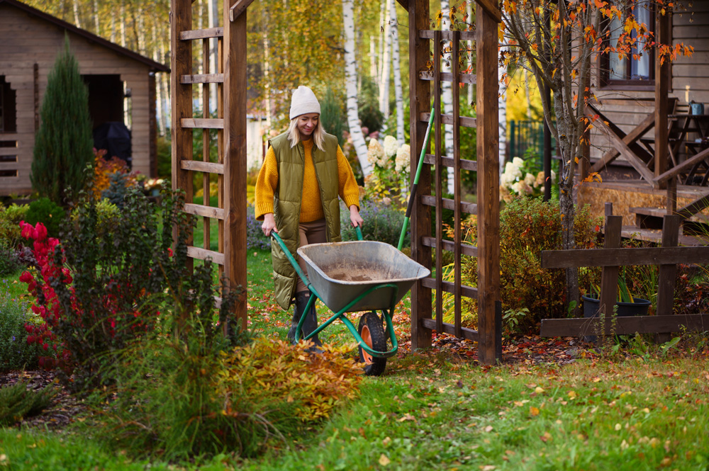 /media/wysiwyg/ambiance-automne-jardin-femme-brouette-planter_BD.jpg